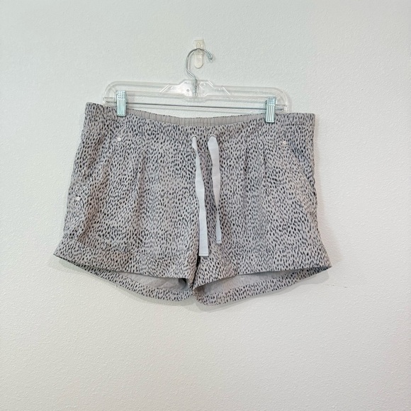 Lululemon Women’s Spring Break Away Shorts Dottie Dash White Black Grey - Picture 3 of 11